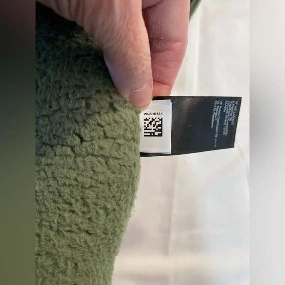 North Face Vest  shade is green I don’t know the name - Picture 6 of 6